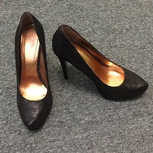 Black pumps